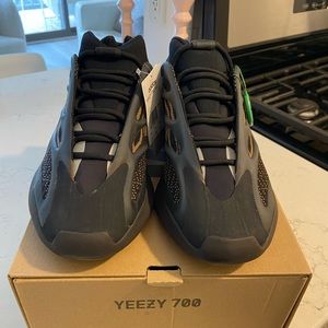 Adidas yeezy 700 v3 clay brown size 12